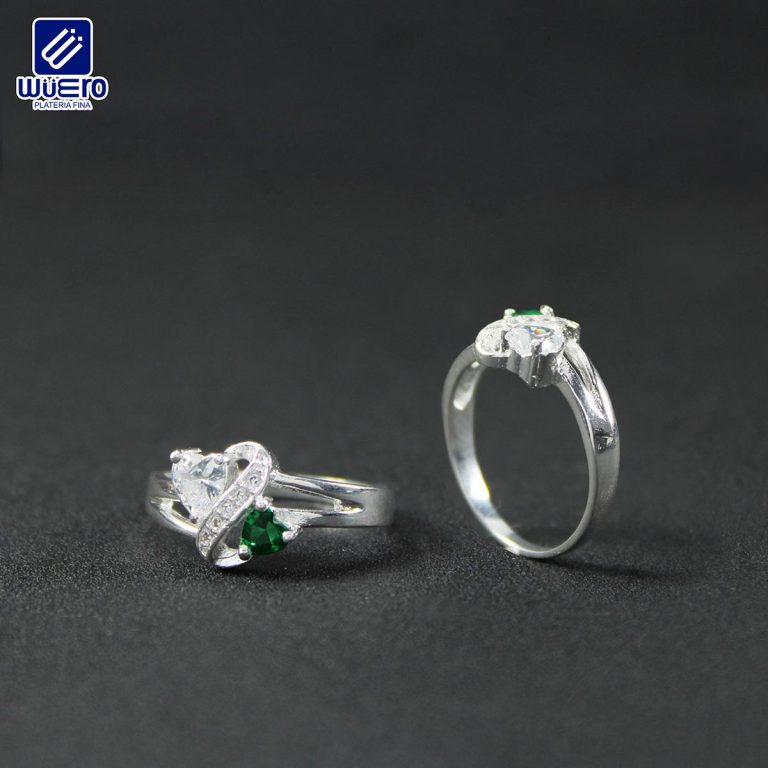 ANILLO CON ZIRCONIA EN FORMA DE CORAZÓN BLANCO Y VERDE