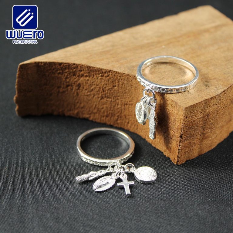 ANILLO CON COLGANTES RELIGIOSOS