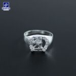 Anillo para caballero con caballo y herradura con zirconias – Platería Wüero