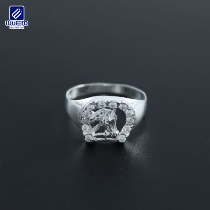 Anillo para caballero con caballo y herradura con zirconias – Platería Wüero
