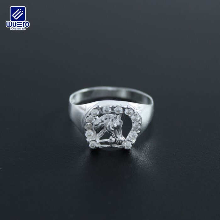 Anillo para caballero con caballo y herradura con zirconias – Platería Wüero
