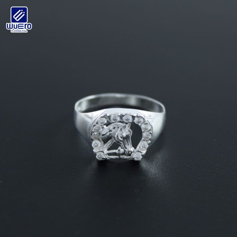 Anillo para caballero con caballo y herradura con zirconias – Platería Wüero